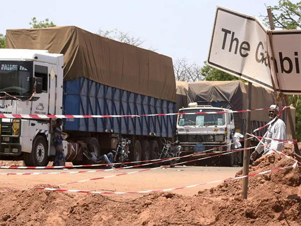 The Gambia imposes a new tax on crossings: Transporters block the Transgambia