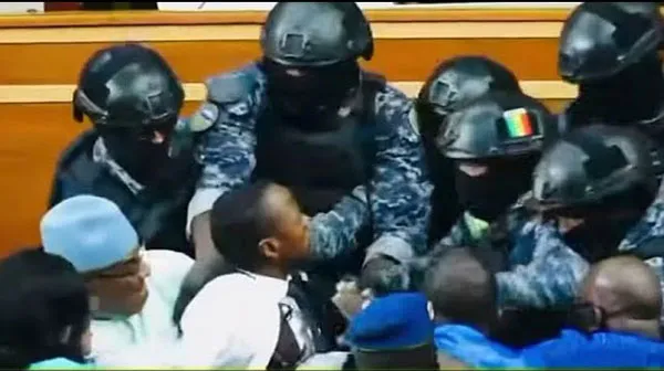 Entrée du Gign à l’Assemblée, le silence bavard du 11 type des neutres pastéfiens ! (Partie 1)