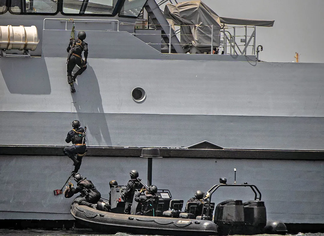 Interception of a Suspicious Ship: 5 Marines Missing