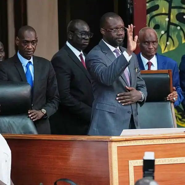 Sonko à l’Assemblée : le Sénégal face à un dangereux précédent institutionnel