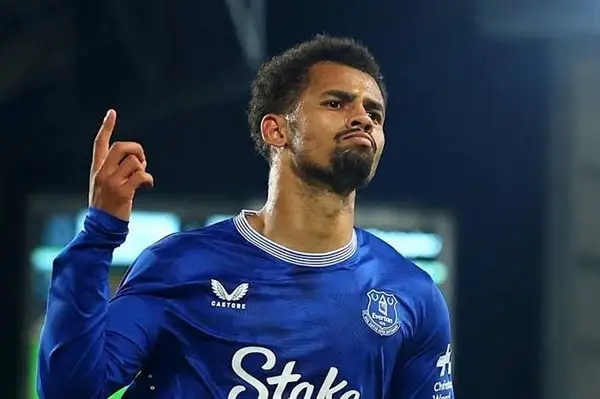 Mercato : Everton fixe le prix pour Iliman Ndiaye qui est courtisé par ManU