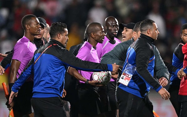 Algérie-Nigéria – Après-match électrique à Marrakech : L’arbitre Issa Sy escorté, bagarre entre journalistes…
