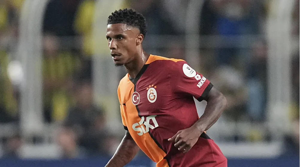 Annoncé blessé : Ismail Jakobs fait son retour dans le groupe de Galatasaray