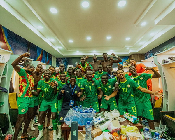 Ambiance – La folle joie des Lions dans les vestiaires : «Fimbu, Fimbu, Fimbu…»